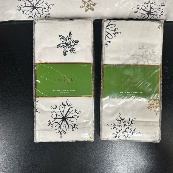 Kate Spade Jingle All the Way 4 Placemats and 2 Napkins Sets Snowflake Design - Picture 2 of 9